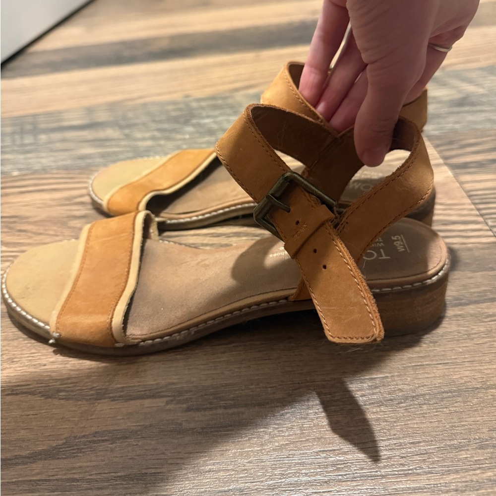 TOMS Women's Camilia sandals in a tan leather